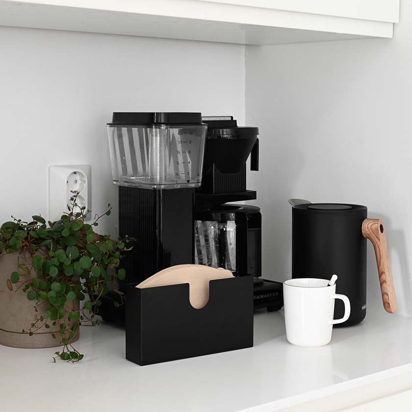 Musta suodatinpussiteline teräs Miiko design suomalainen kahvinkeitto