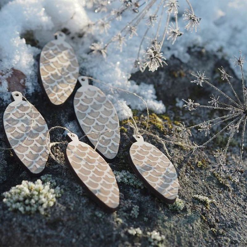 Natürliche Holz-Zapfen Deko mit Leinenband – nachhaltige Weihnachtsdeko aus Finnland, The Finland Shop