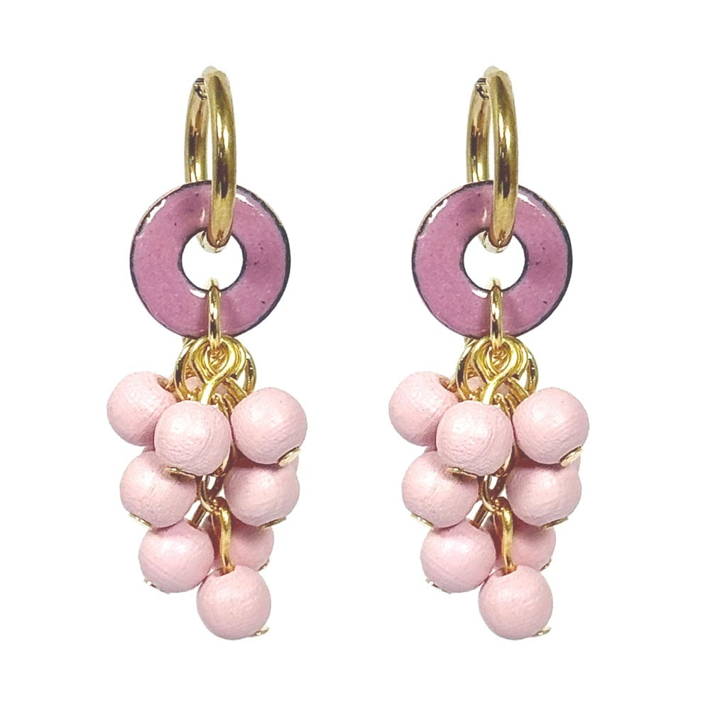 Mimosa Ohrringe, rosa mit Holzperlen, Sommerohrringe, Blumenohrringe hergestellt in Finnland, Pauliina Rundgren HandiCrafts
