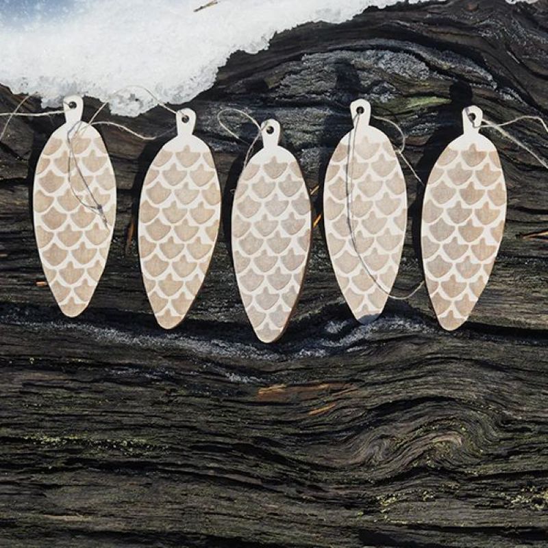 Weiße Holzanhänger Zapfen 4er-Set von Papurino – nordisches Design bei The Finland Shop