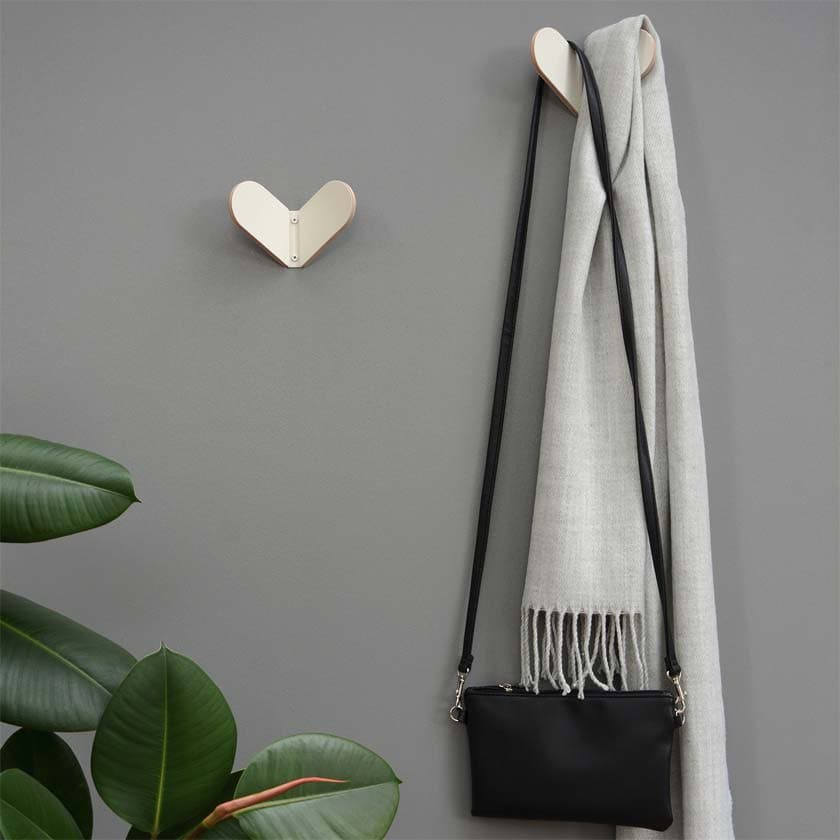 Muoto2 seinäkoukku Syli koivuvaneria puinen ripustin musta valkoinen naulakko