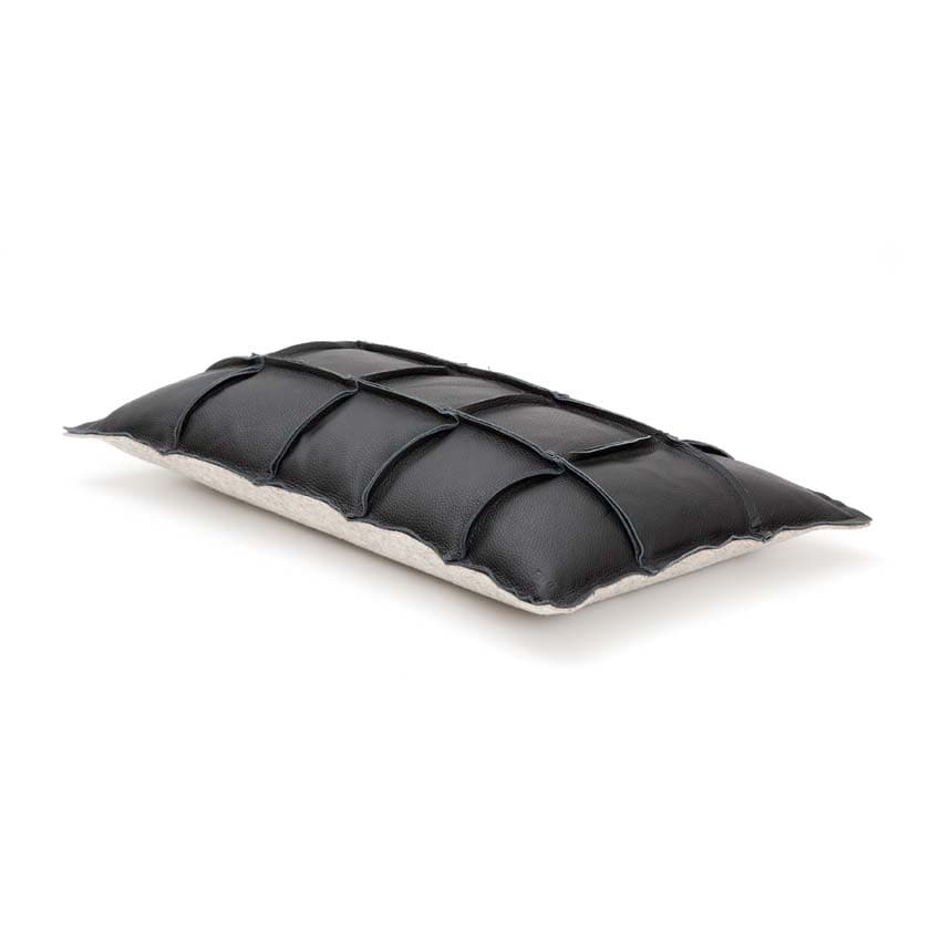 Musta nahkatyyny Väre Miiko design suomalainen sisustus