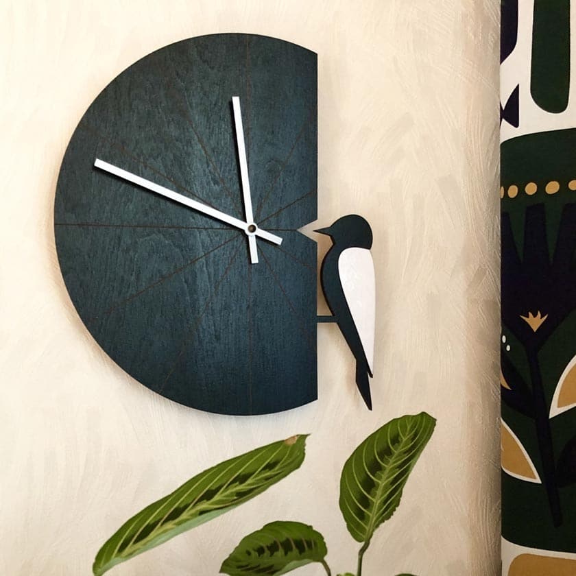 Puinen seinäkello suomalainen koivuvaneria Pauliina Rundgren HandiCrafts musta Tikka kello