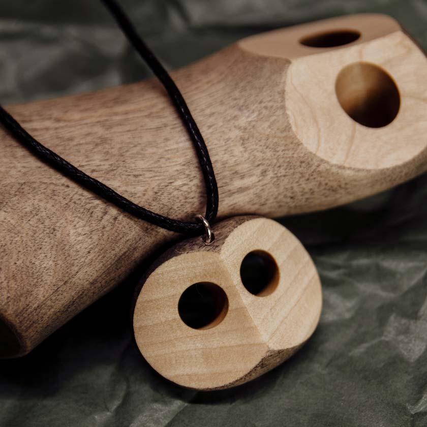 Pöllö riipus Lapinpöllö kaulakoru Kivalo design Rovaniemi puinen koru