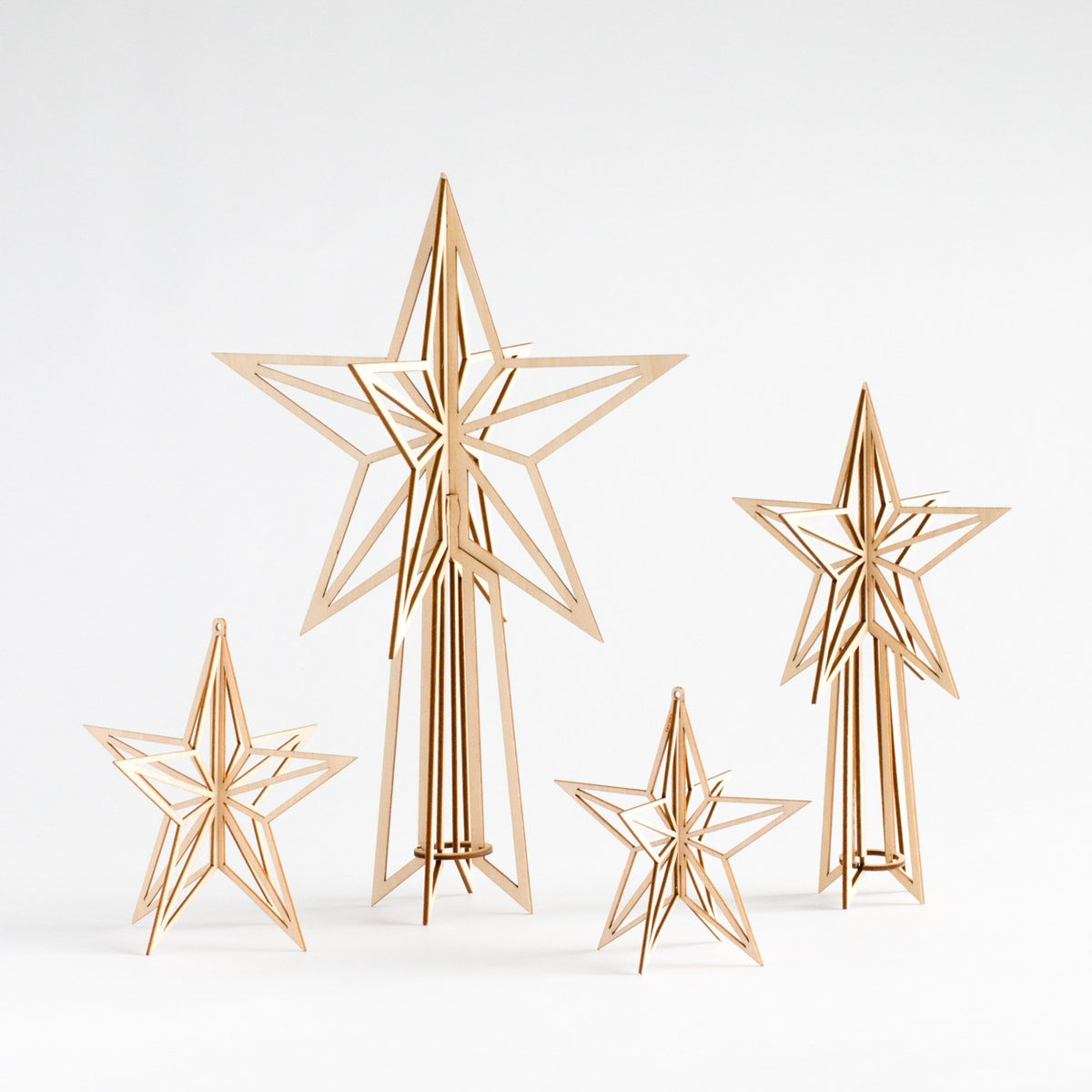 Asetelma Koivukristalli Latvatähdistä ja Tähdistä