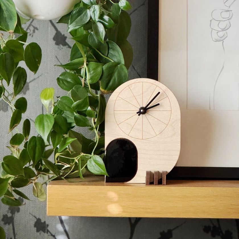 Eule Tischuhr aus finnischer Birke, Skandinavischer Designuhr, hergestellt in Finnland, The Finland Shop