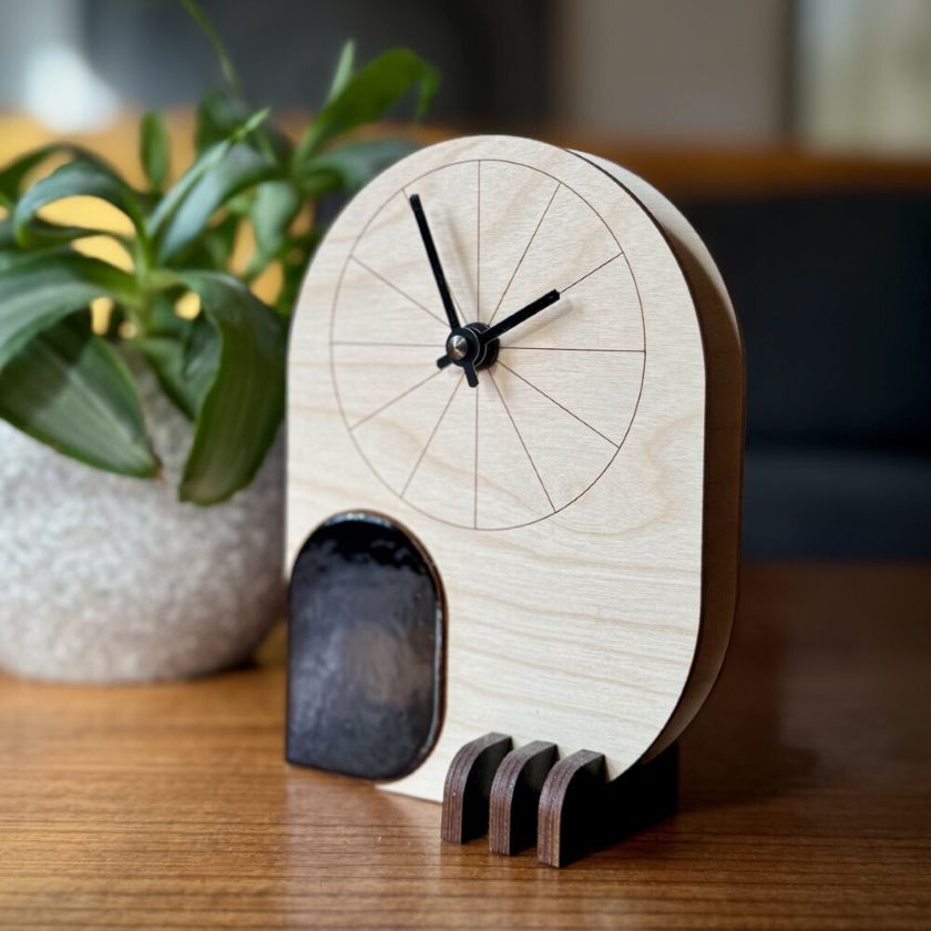 Eule Tischuhr aus finnischer Birke, Skandinavischer Designuhr, hergestellt in Finnland, The Finland Shop
