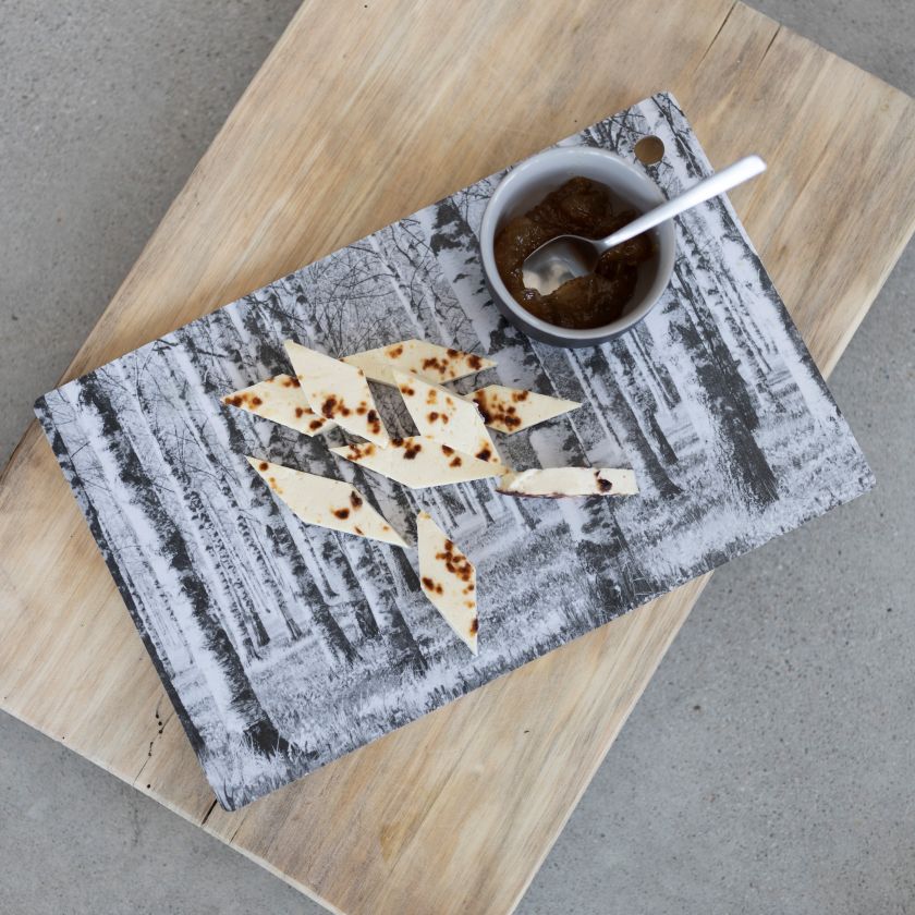 Finnischer Birkenwald Schneidebrett aus Holz, schwarz und weiß, hergestellt in Finnland, Miiko Design