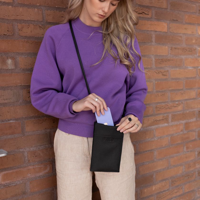 Hertta Handytasche zum Umhängen, schwarze Elchleder, hergestellt in Finnland, Miiko Design