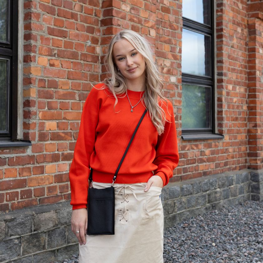 Hertta Handytasche zum Umhängen, schwarze Elchleder, hergestellt in Finnland, Miiko Design