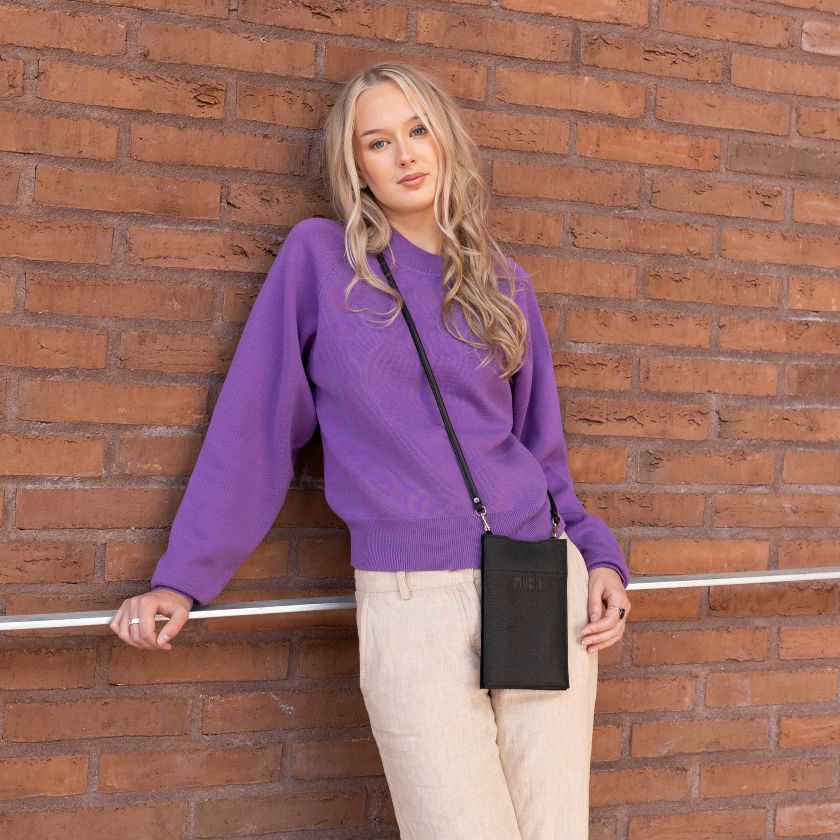 Schwarze Hertta Ledertasche, für Handy, hergestellt in Finnland, Miiko Design