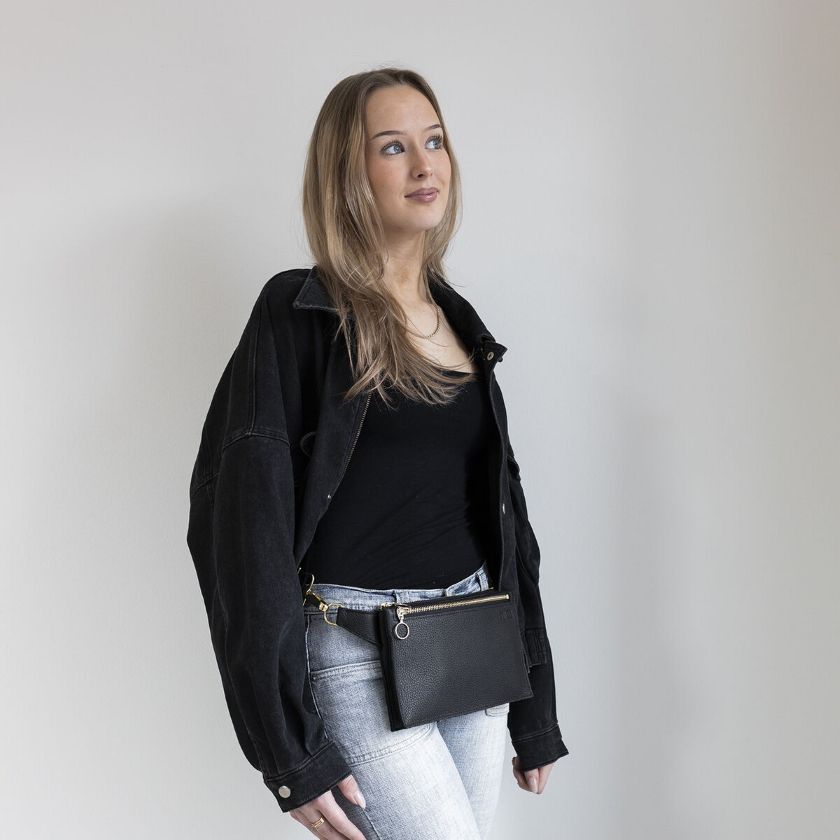 Schwarze Hippa Gürteltasche mit gold Details aus Elchleder, Miiko Design, handgefertigt in Finnland