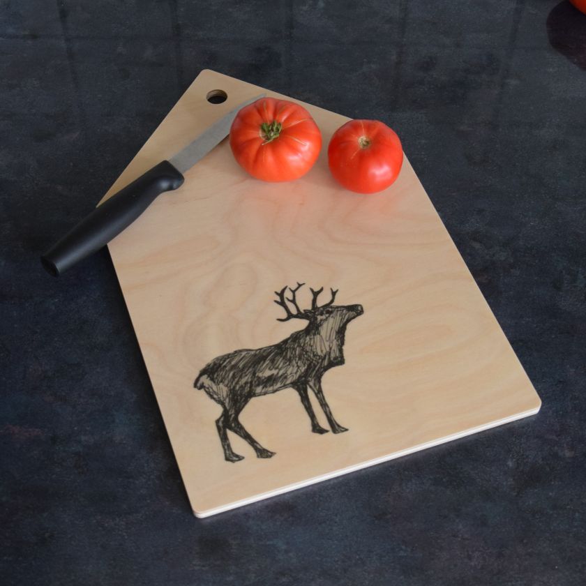 Holzschneidebrett mit Rentier Motiv aus finnische Brike, The Finland Shop