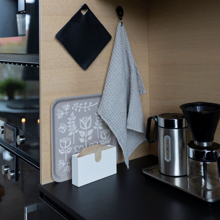 Kaffeefilterhalter hell weiß, auf dem Tisch, an die Wand, Kaffeefilter, stabil, Kaffee, Kaffeetrinken, Kaffeemaschine, Miiko Design