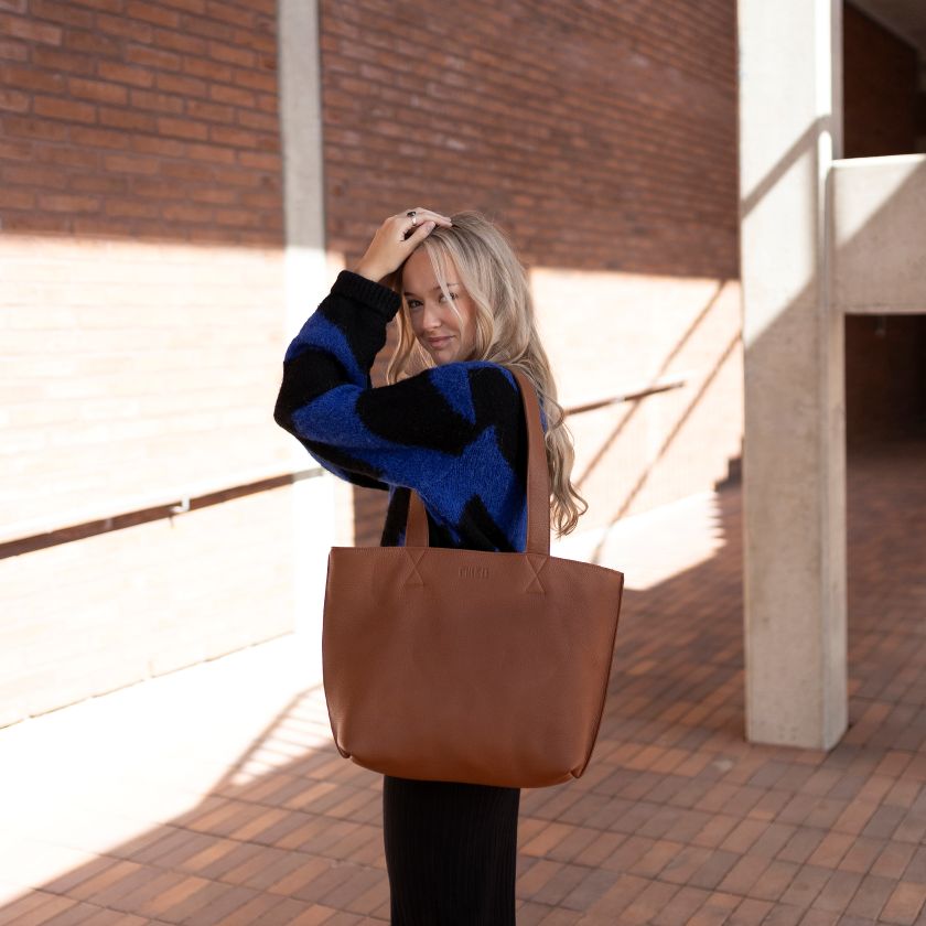 Braune Ledertasche für Alltag und Arbeit, hergestellt in Finnland aus Elchleder, Miiko Design