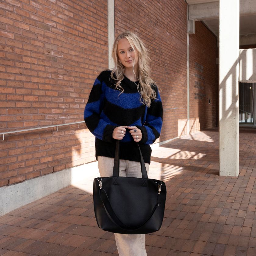 Schwarze Ledertasche für Alltag und Arbeit, hergestellt in Finnland aus Elchleder, Miiko Design, nachhaltige Mode