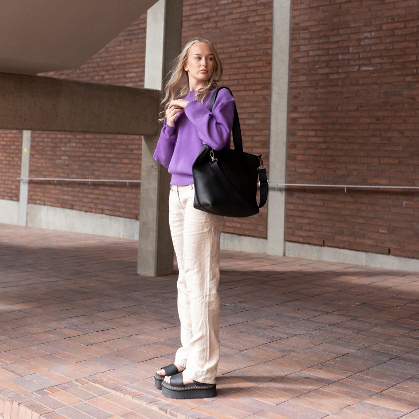 Schwarze Ledertasche für Alltag und Arbeit, hergestellt in Finnland aus Elchleder, Miiko Design
