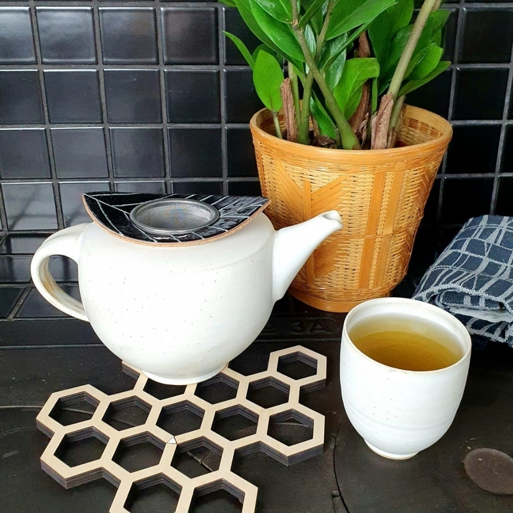 Lehti Blatt Teesieb schwarz, praktisches Tee-Sieb für losen Tee, finnisches Design hergestellt in Finnland, The Finland Shop