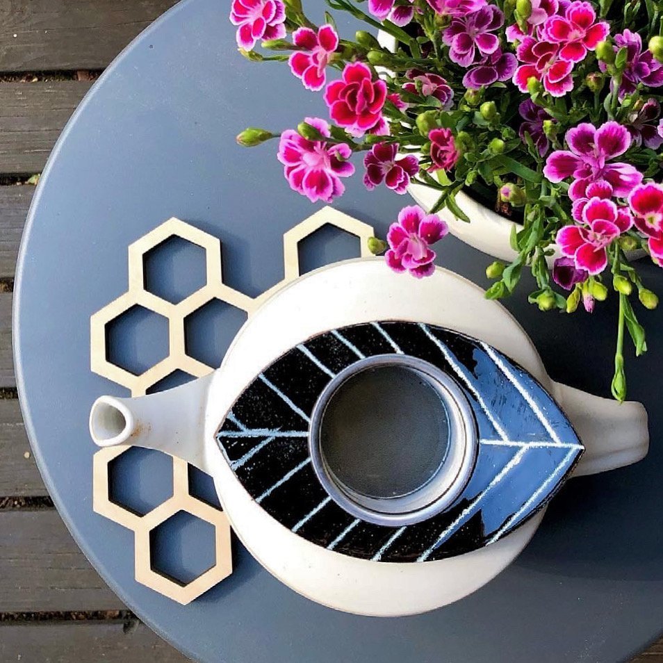 Lehti Blatt Teesieb schwarz, praktisches Tee-Sieb für losen Tee aus Edelstahl, finnisches Design hergestellt in Finnland, The Finland Shop