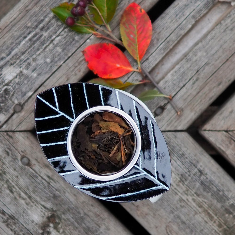 Lehti Blatt Teesieb schwarz, Teefilter aus Edelstahl, finnisches Design hergestellt in Finnland, The Finland Shop
