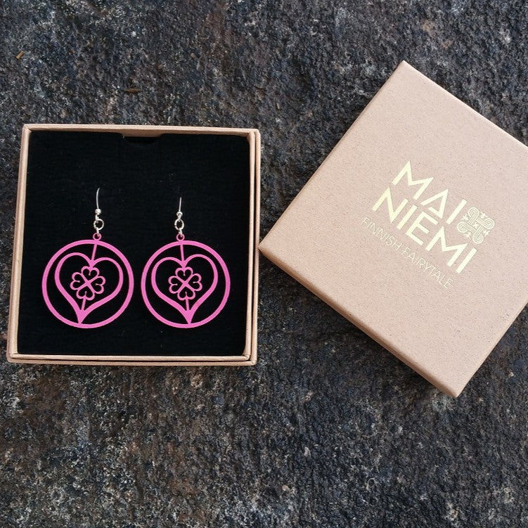 Liebe Glück Ohrringe aus Holz, Rosa - Mai Niemi hergestellt in Finnland