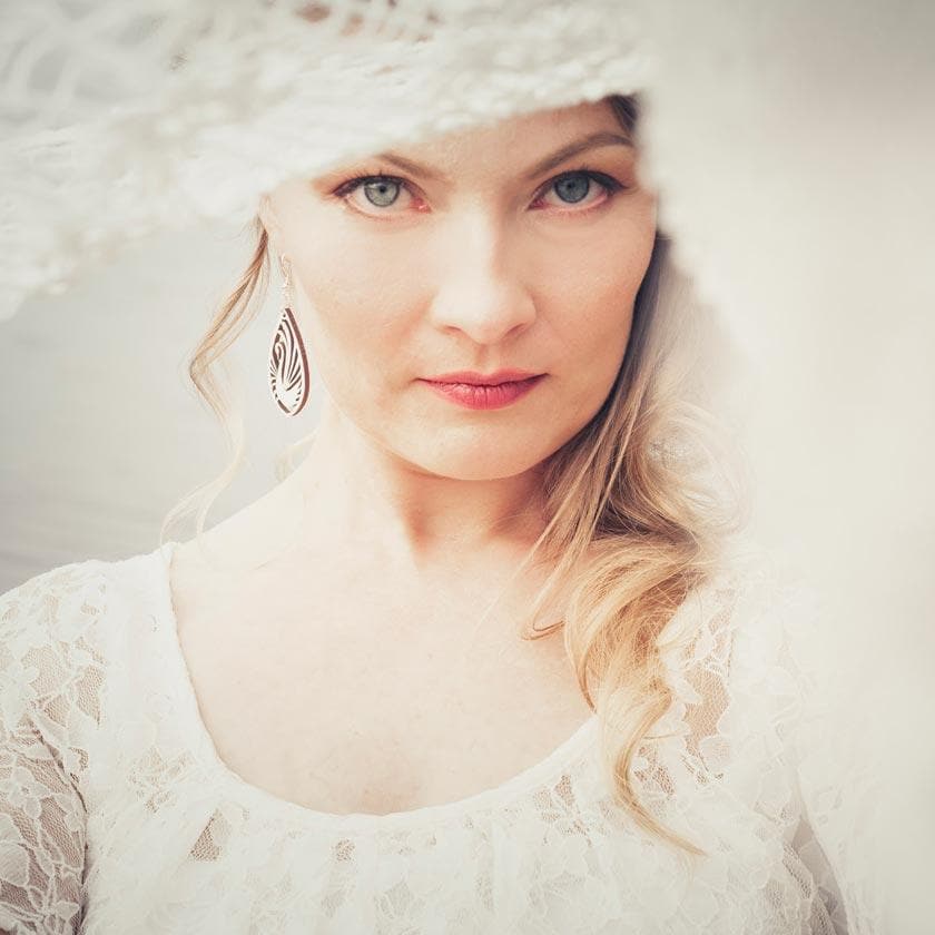 Weiße Schwan Ohrringe aus Birke, Schmucksett mit Kette und Ohrringe, finnisches Design, The Finland Shop