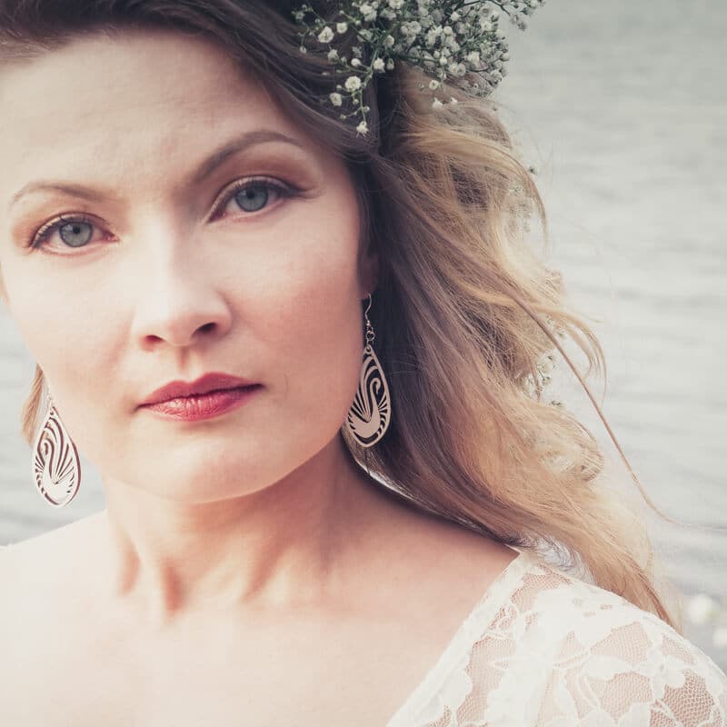 Weiße Schwan Ohrringe aus Birke, Schmucksett mit Kette und Ohrringe, finnisches Design, The Finland Shop