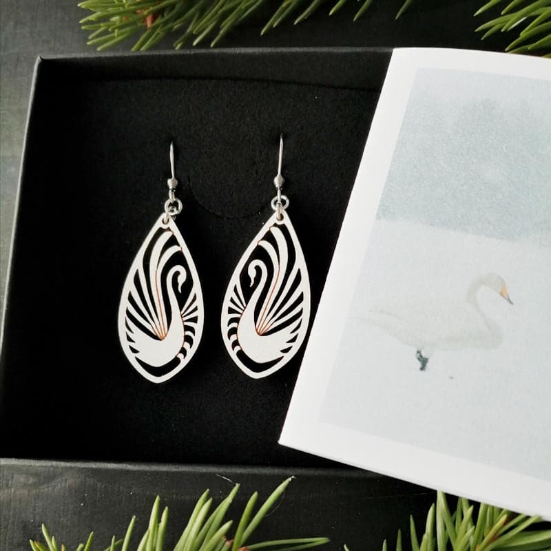 Weiße Schwan Ohrringe aus Holz, Schmuckset mit Kette und Ohrringe, finnisches Design, The Finland Shop