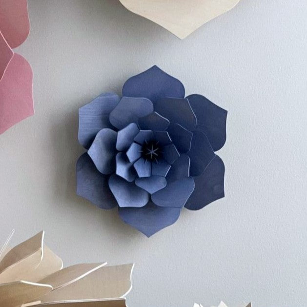 Puinen koristekukka, laventelin sininen ikikukka, valmistettu Suomessa The Finland Shop