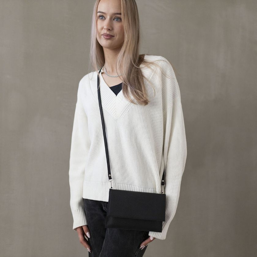 Schwarze Tuike Design-Handtasche aus Elchleder handgefertigt in Finnland, The Finland Shop