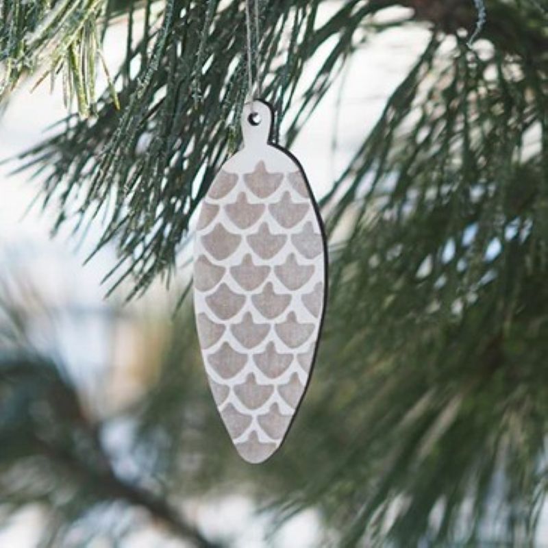 Papurino Holz-Zapfen mit Leinenband – natürliche Winterdeko aus Finnland, erhältlich bei The Finland Shop