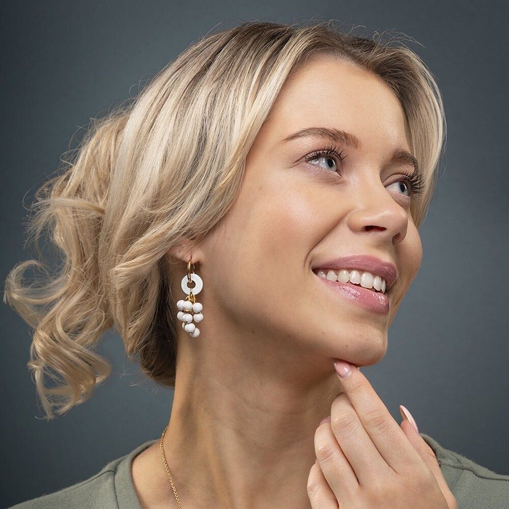 Mimosa Ohrringe, rosa mit Holzperlen, Sommerohrringe, Blumenohrringe hergestellt in Finnland, Pauliina Rundgren HandiCrafts, Gold