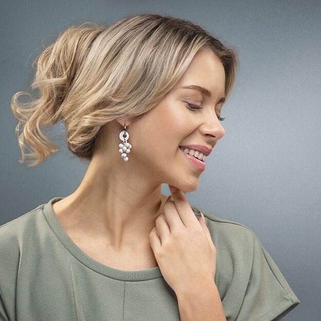 Mimosa Ohrringe, weiß mit Holzperlen, Sommerohrringe, Blumenohrringe hergestellt in Finnland, Pauliina Rundgren HandiCrafts, Silber