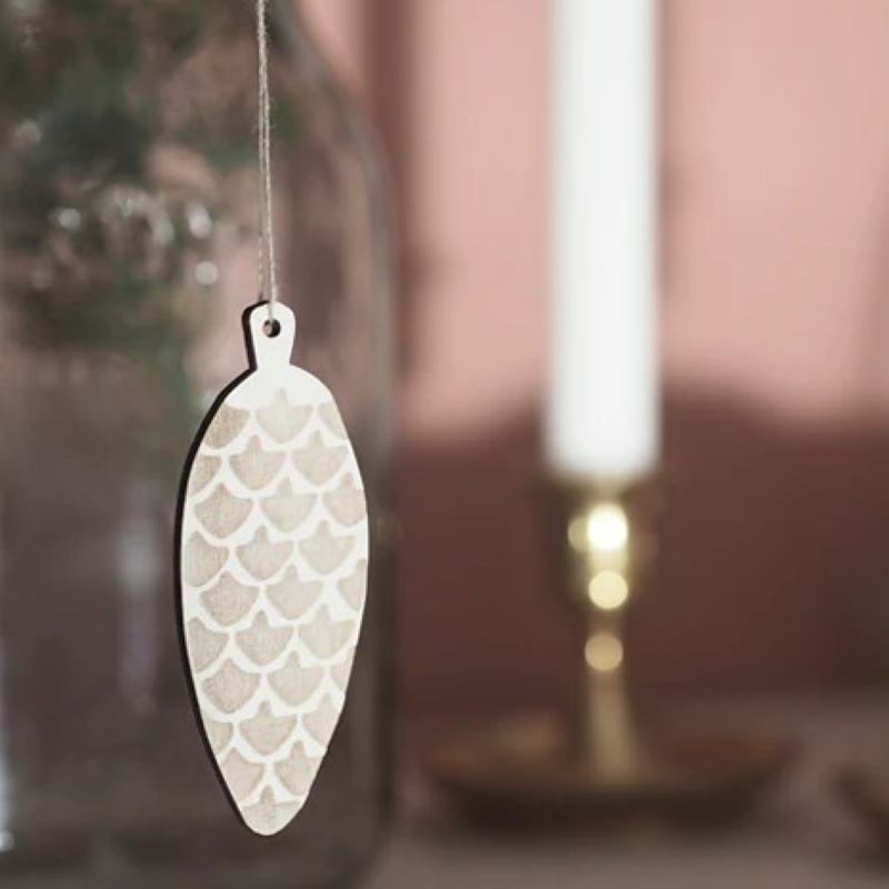 Holz-Zapfen Deko auf festlichem Tisch – finnisches Design von Papurino bei The Finland Shop