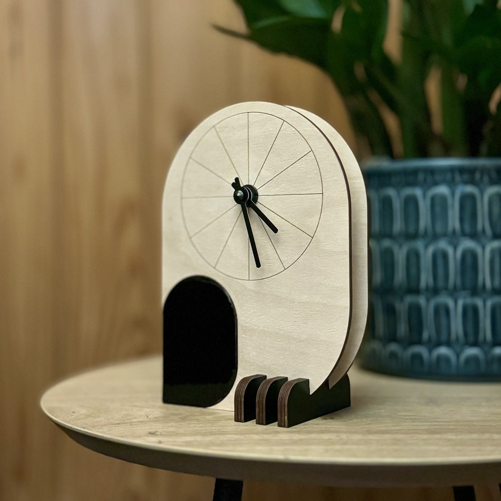 Pöllö pöytäkello suomalaisesta koivusta, Avainlippu -tuote ja Design from Finland -merkki, Pauliina Rundgren HandiCrafts