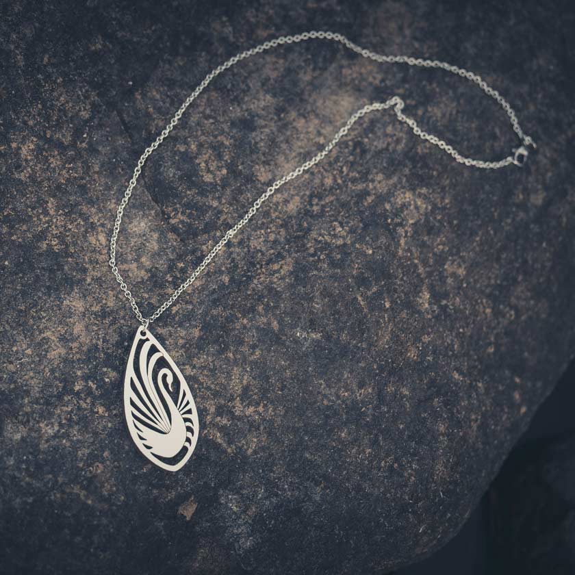 Weiße Schwan Kette aus Birke, Schmucksett mit Kette und Ohrringe, finnisches Design, The Finland Shop