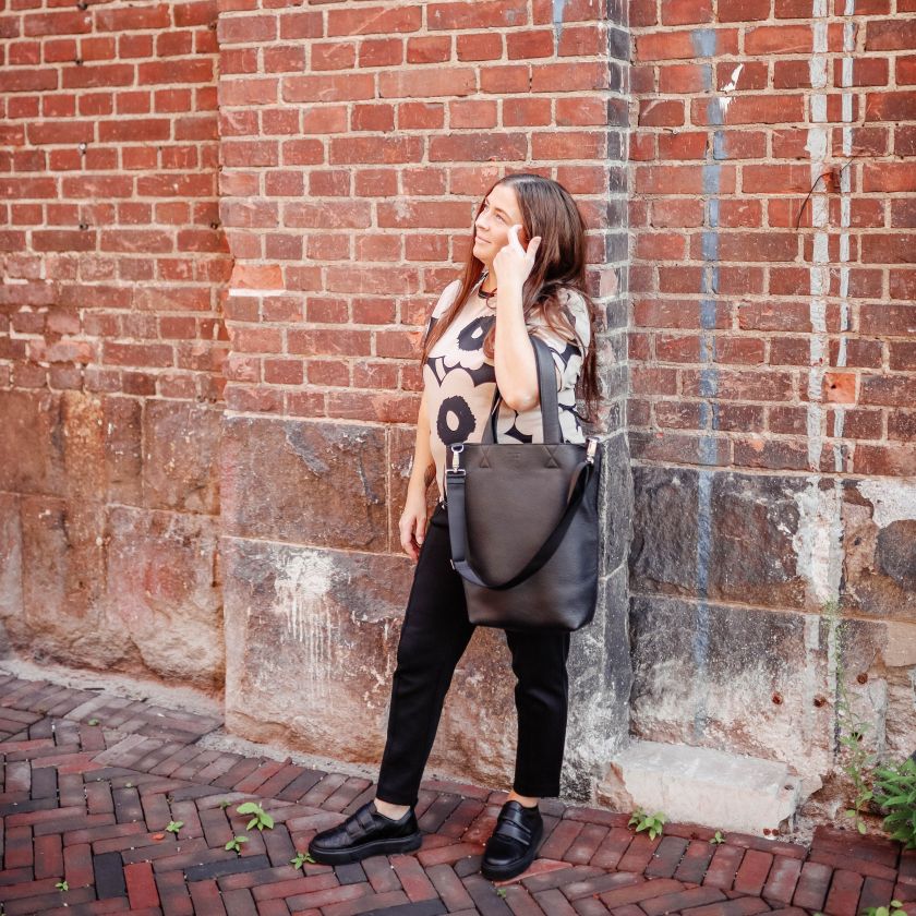 Tote Bar Sola, Große schwarze Ledertasche für Alltag und Arbeit, hergestellt in Finnland aus Elchleder, Miiko Desig