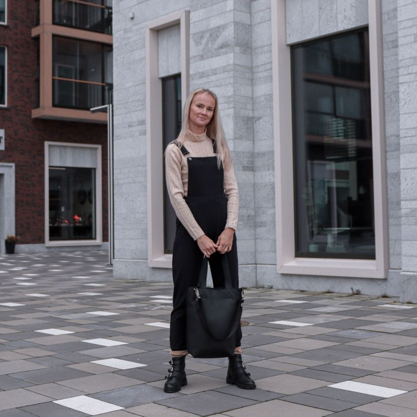 Große schwarze Ledertasche Sola für Alltag und Arbeit, hergestellt in Finnland aus Elchleder, Miiko Design