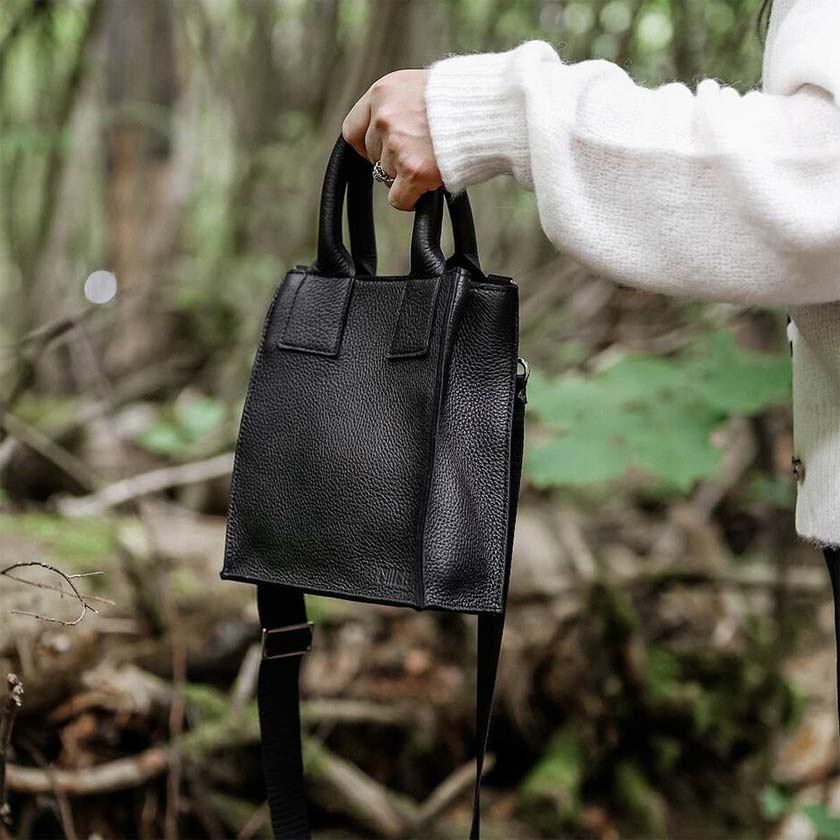 Musta mini tote bag Hurma laukku hirvennahkaa Miiko design suomalainen nahkalaukku