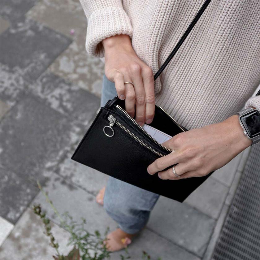 Kaksi vetoketjutaskua ja puhelintasku Piilo musta olkalaukku