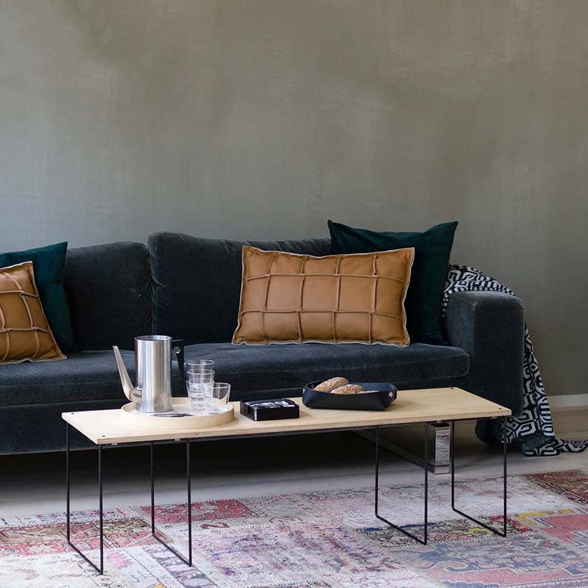 Ruskea konjakki nahkatyyny Väre Miiko design suomalainen sisustus