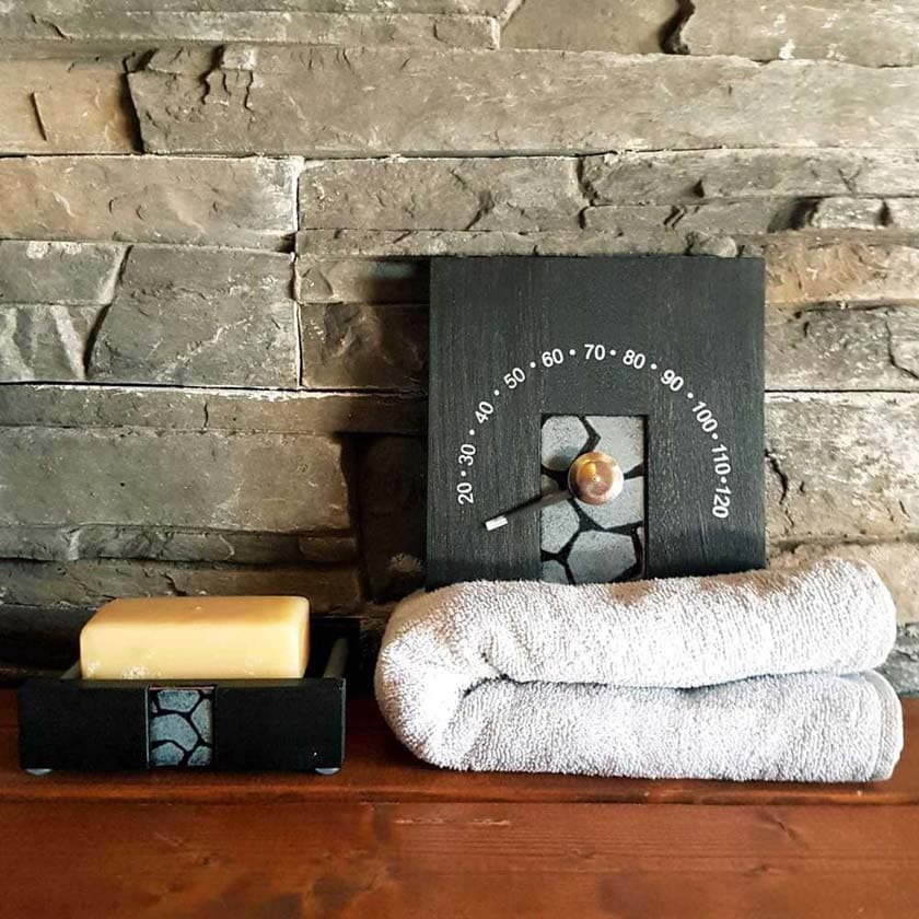 Saunamittari musta puinen suomalainen Kivi Pauliina Rundgren Handicrafts design