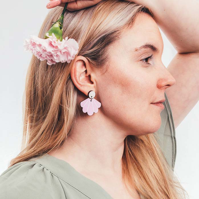 Siipeni kantaa tarina korvakorut suomalaiset Desantra puukorut lila