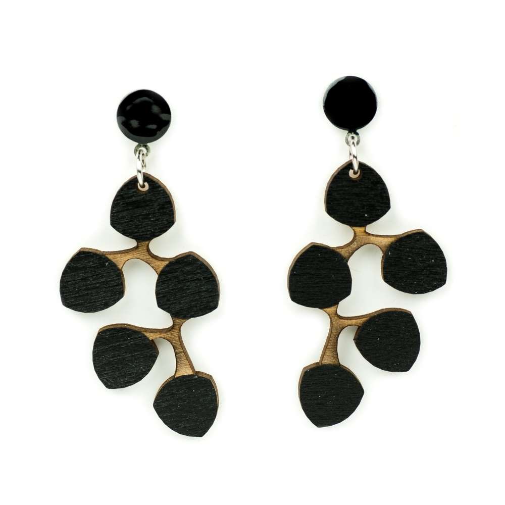 Puiset korvakorut musta Lumimarja Pauliina Rundgren HandiCrafts design