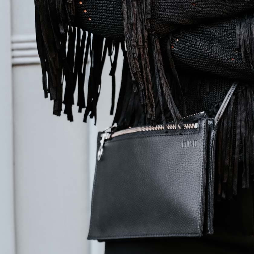 Suomalainen nahkalaukku Piilo musta pikkulaukku olkahihnalla Miiko design hirvennahkaa